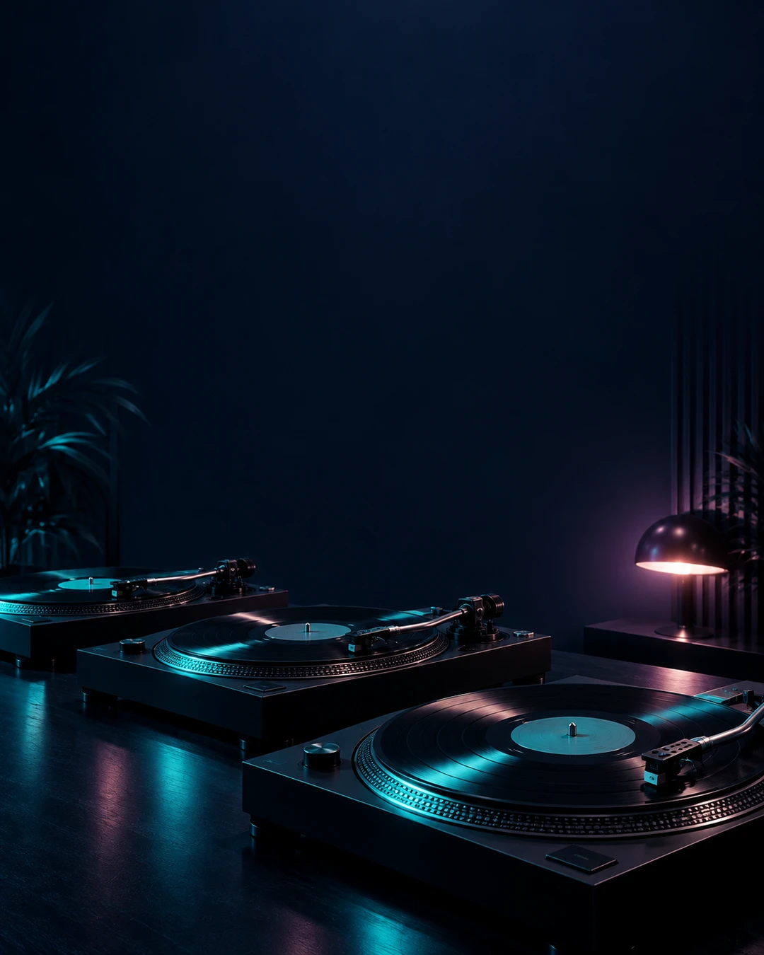 KI-Symbolbild: drei unbeschriftete Plattenspieler in einem dunklen Studio; kein Foto von Djrums Setup.