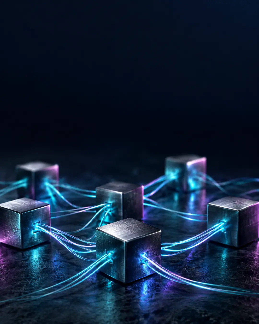 KI-Symbolbild: Mehrere Metallwürfel sind durch cyanfarbene Lichtlinien verbunden. Künstlerische Metapher, kein technisches Diagramm.
